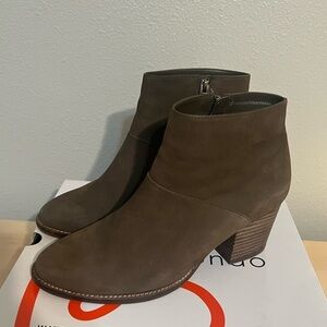 Blondo Nelli Waterproof Leather Ankle Bootie Size US 9.5 Taupe Nubuck/Side Zip